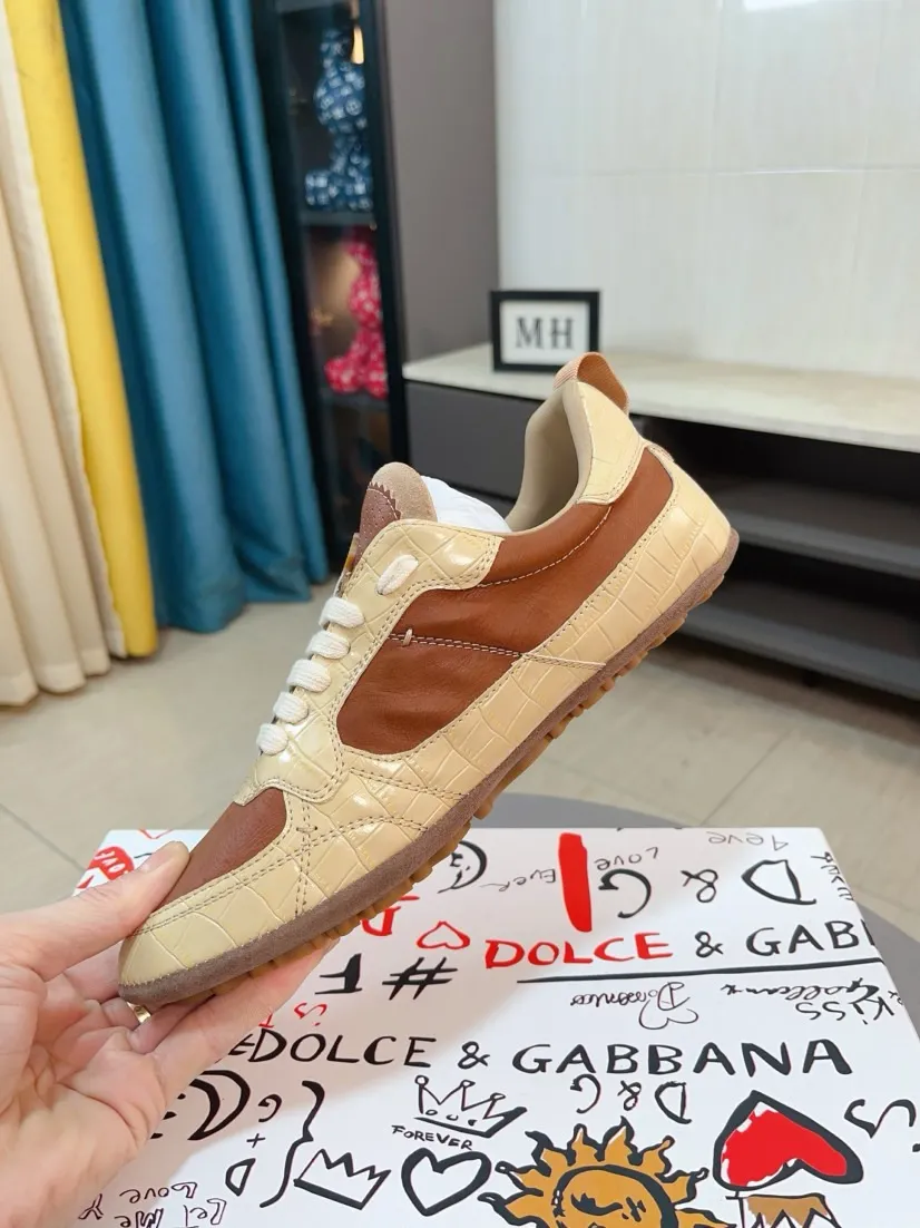Men's shoes💰560🌹🌹"Dolce & Gabbana DG" original imported first-layer cowhide➕sheepskin lining, light on the foot, comfortable, versatile, original special outsole🔥favored by trendy men, welcome to compare quality🔥exquisite luxury, super A level! Compared with the genuine product at the counter, the version is no worse at all! Code number 38-44